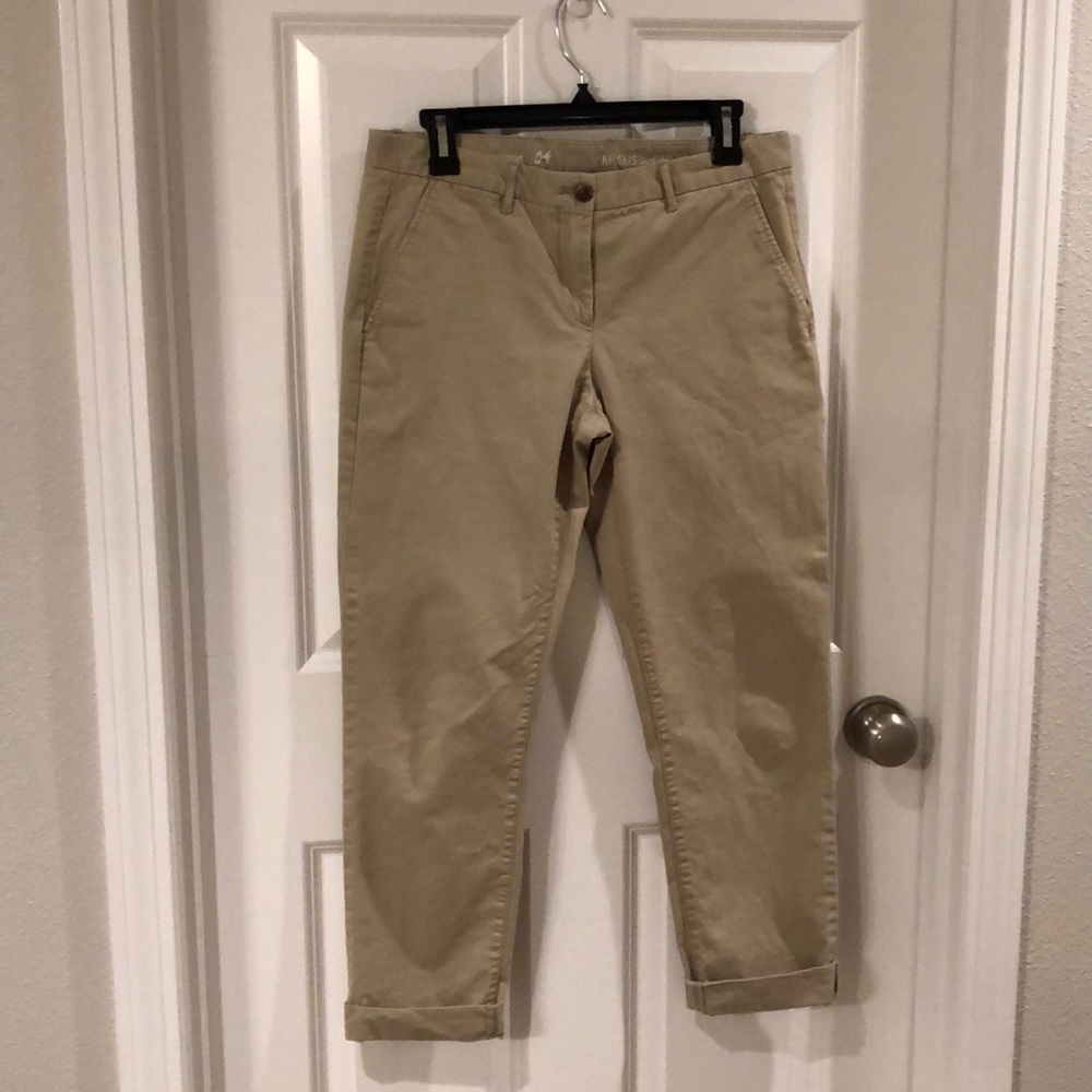 Women’s Gap broken in straight cropped Khakis